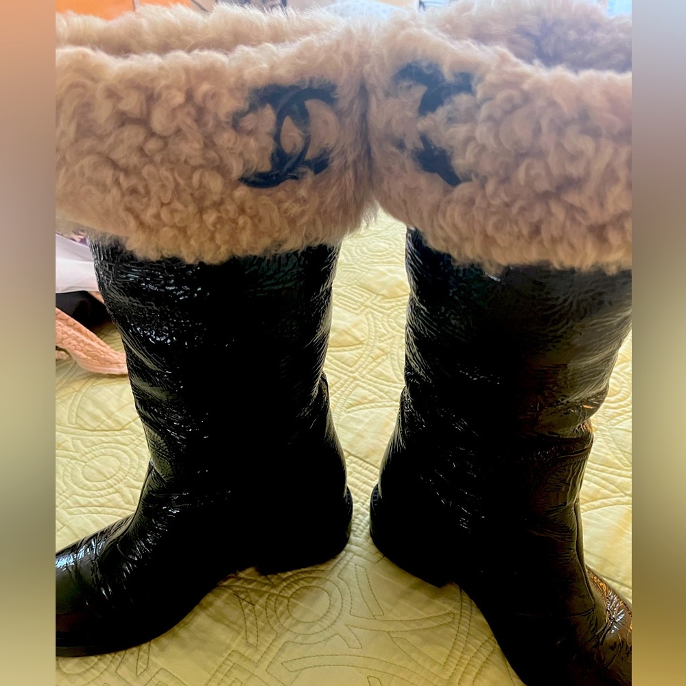 Chanel authentic winter boot with fur  inside